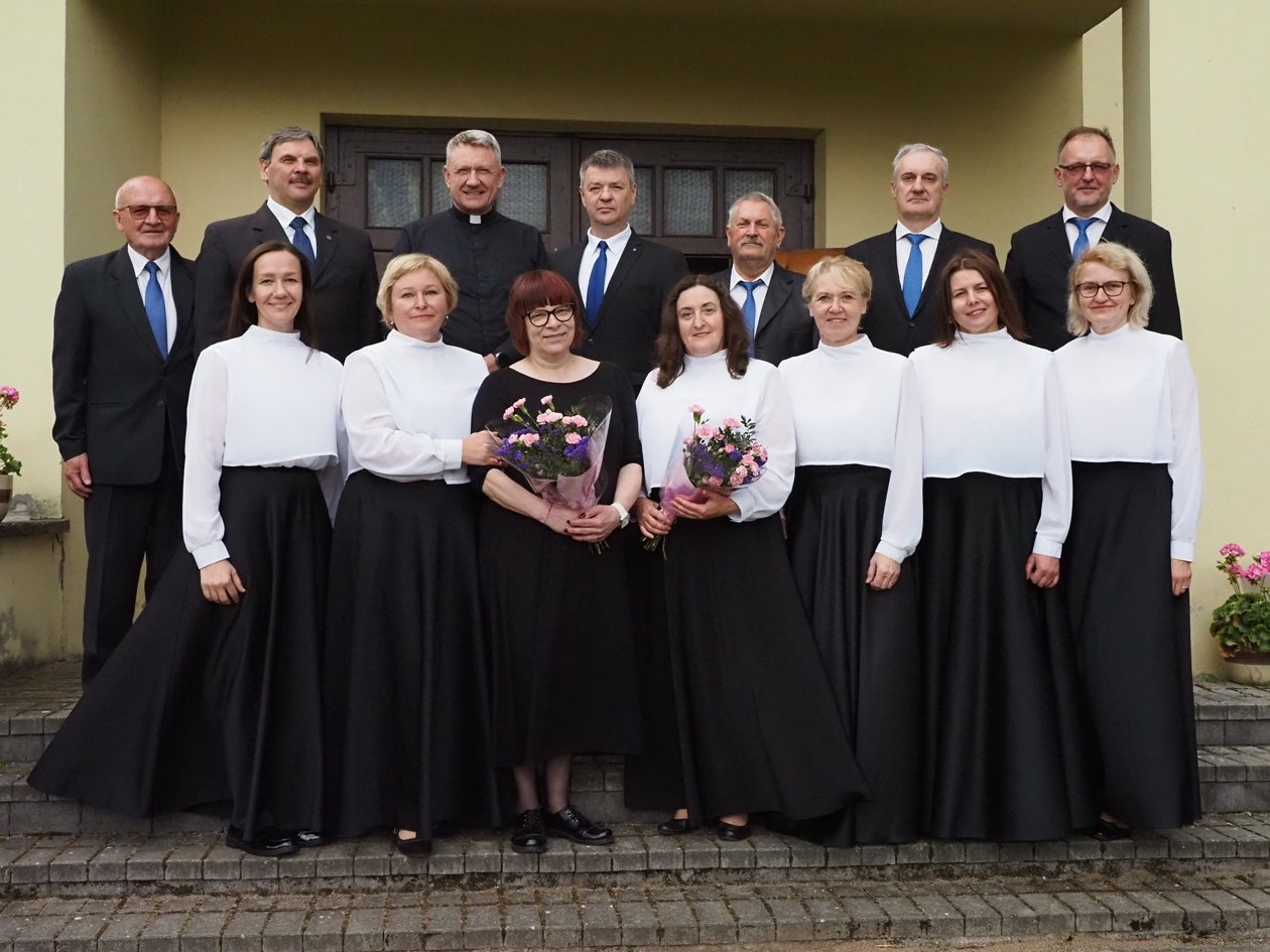 „Con moto“ vasarą pasitinka dainuodamas