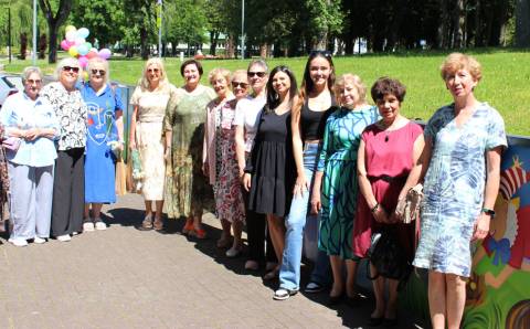 Elektrėnų biblioteka kviečia pasivaikščioti pasakų personažų alėja