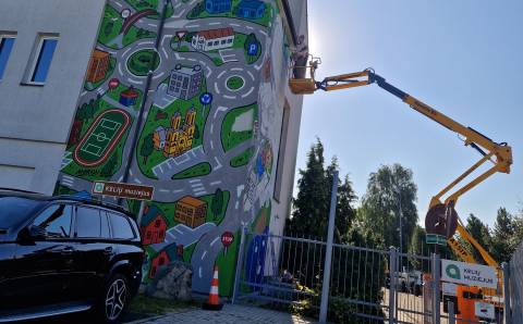 Kelių muziejus mini 30-metį – Vievyje atsirado spalvinga freska, jungianti istoriją, meną ir šypseną