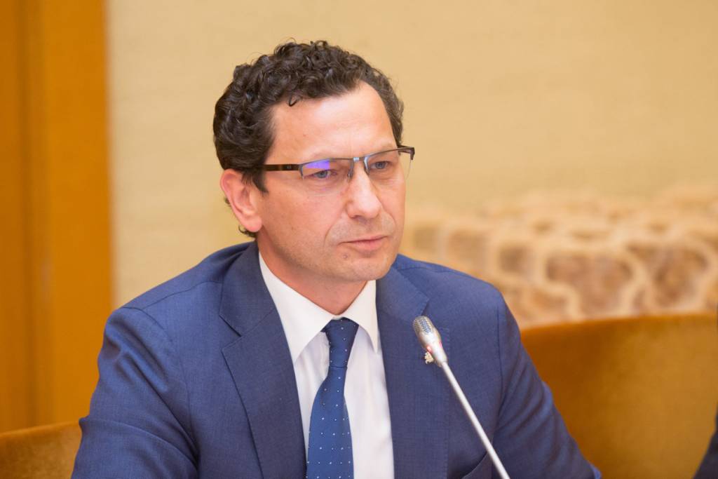 Ant rankų – Lietuva