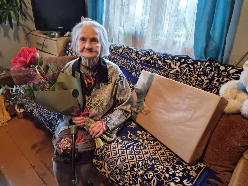 Kietaviškėse pasveikinta 90-metį švenčianti Emilija Česonienė