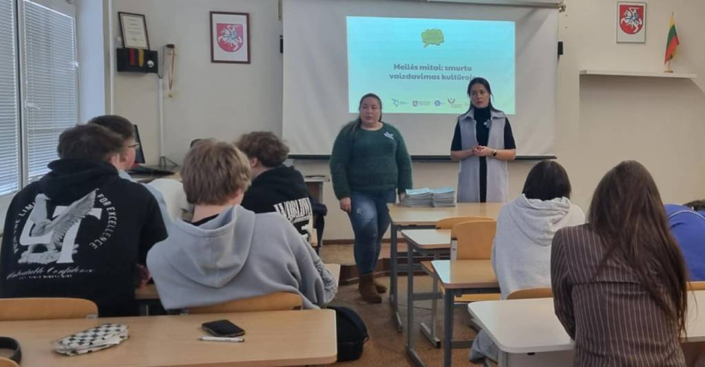 Smurtas romantiniuose santykiuose: nuo meilės iki raudonų vėliavėlių