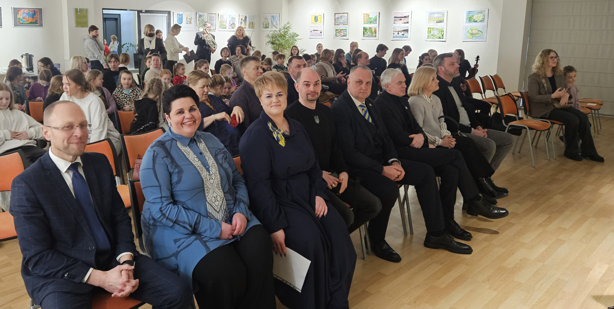 Ketvirtosios karo metinės: vaikų piešiniuose – dviejų tautų vienybė