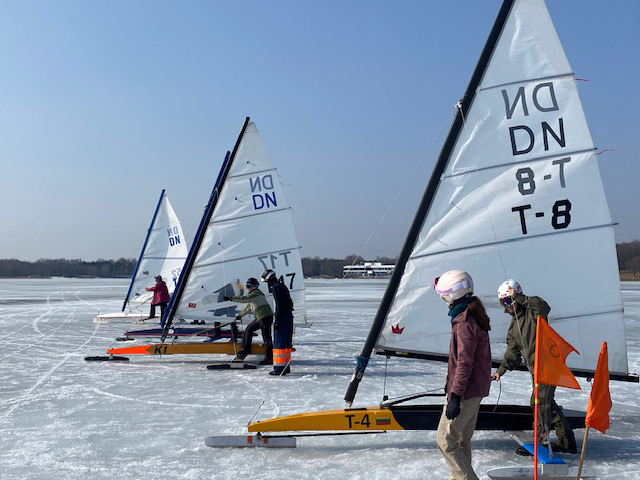 Elektrėnuose Kovo 11-oji paminėta ant ledo – ledo jachtų varžybos subūrė kelias kartas buriuotojų