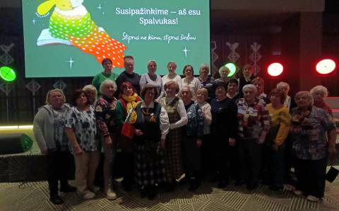 „Spalvukas“ – migdukas, vilties simbolis, megztas rankomis, minint Lietuvos nepriklausomybės atkūrimo dieną