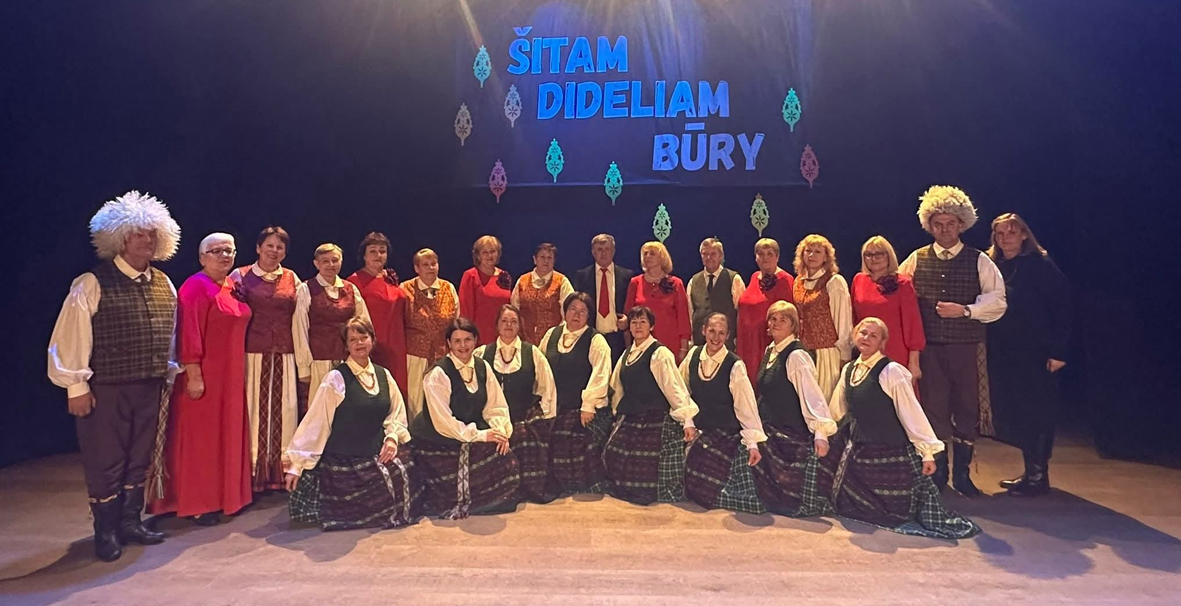 „Šitam dideliam būry“ – liaudiškos muzikos kolektyvų vakaras suvienijo bendruomenę Vievyje