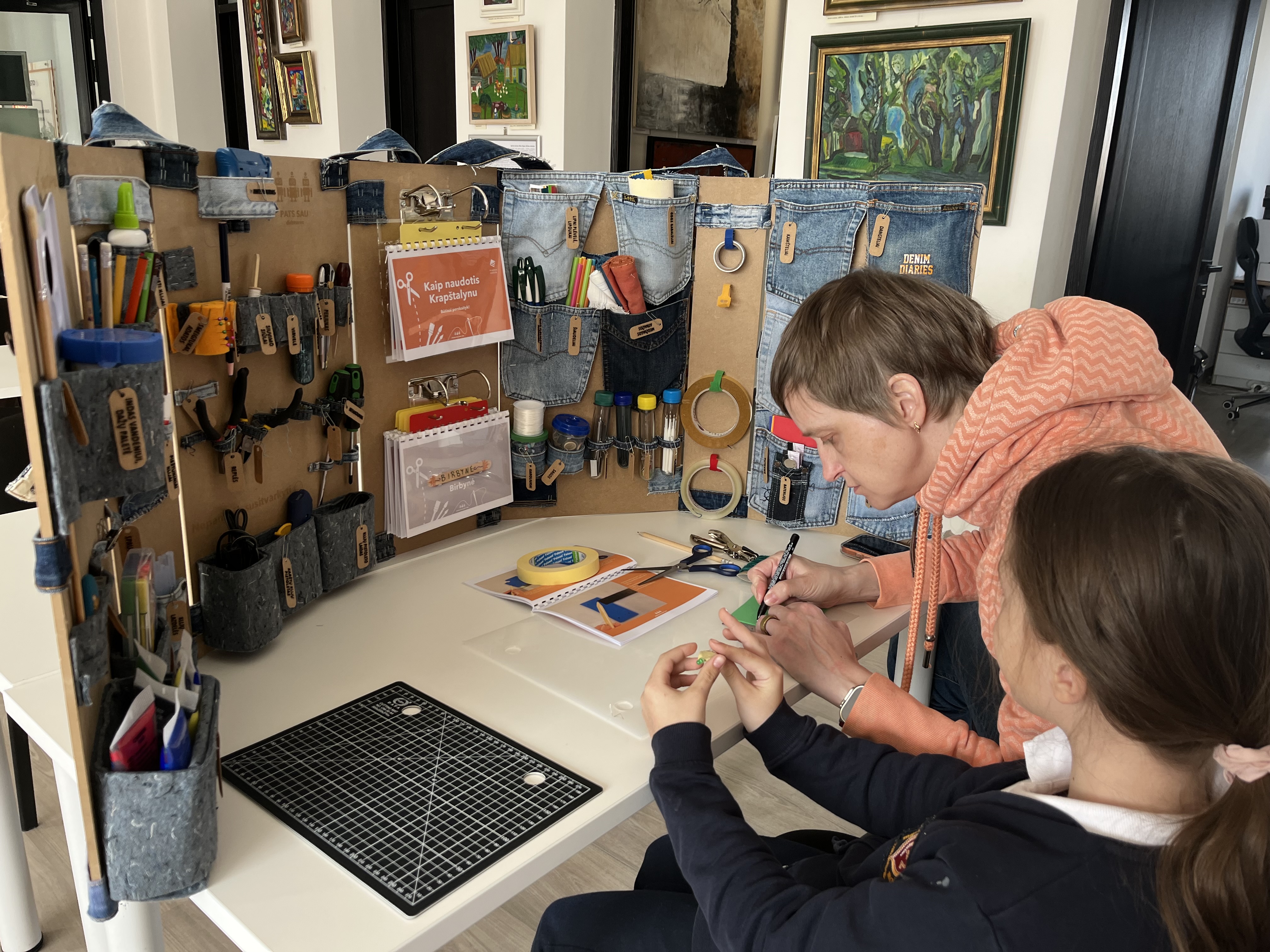 „Krapštalynas“ – kūrybiškos ir tvarios dirbtuvėlės vaikams Vievio m. Lazdynų Pelėdos bibliotekoje