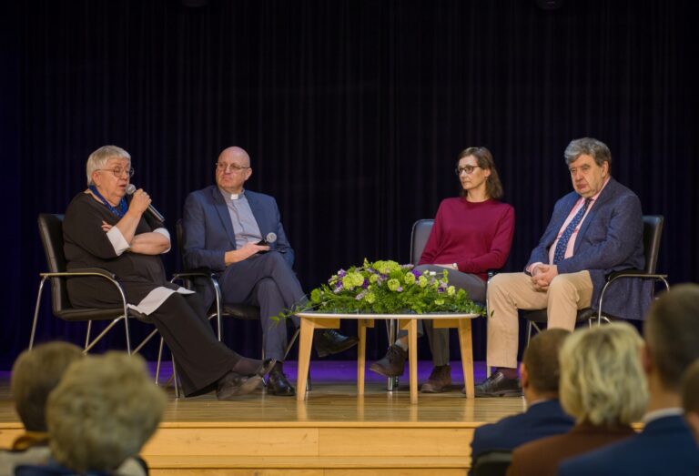 Apie Kaišiadorių vyskupiją kalbėjo istorikai prof. Vaida Kamuntavičienė (VDU), prof. Irena Vaišvilaitė (VU) ir doc. Vytautas Ališauskas (VU). Istorikų pokalbius moderavo Vyskupijos generalvikaras, kun. Rolandas Bičkauskas