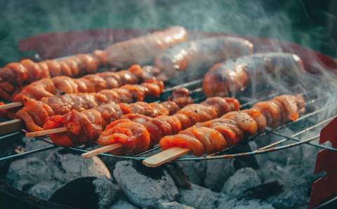5 gruziniški šašlykų marinatai, kurie mėsą pavers minkšta ir aromatingą
