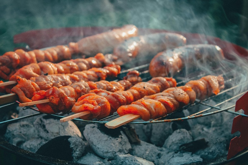 5 gruziniški šašlykų marinatai, kurie mėsą pavers minkšta ir aromatingą
