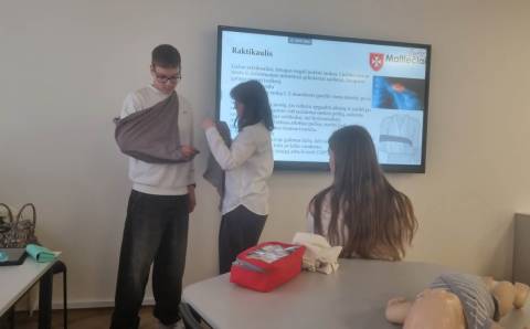 Jaunųjų paramedikų programa – vertinga patirtis Elektrėnų ,,Versmės“ gimnazijos mokiniams