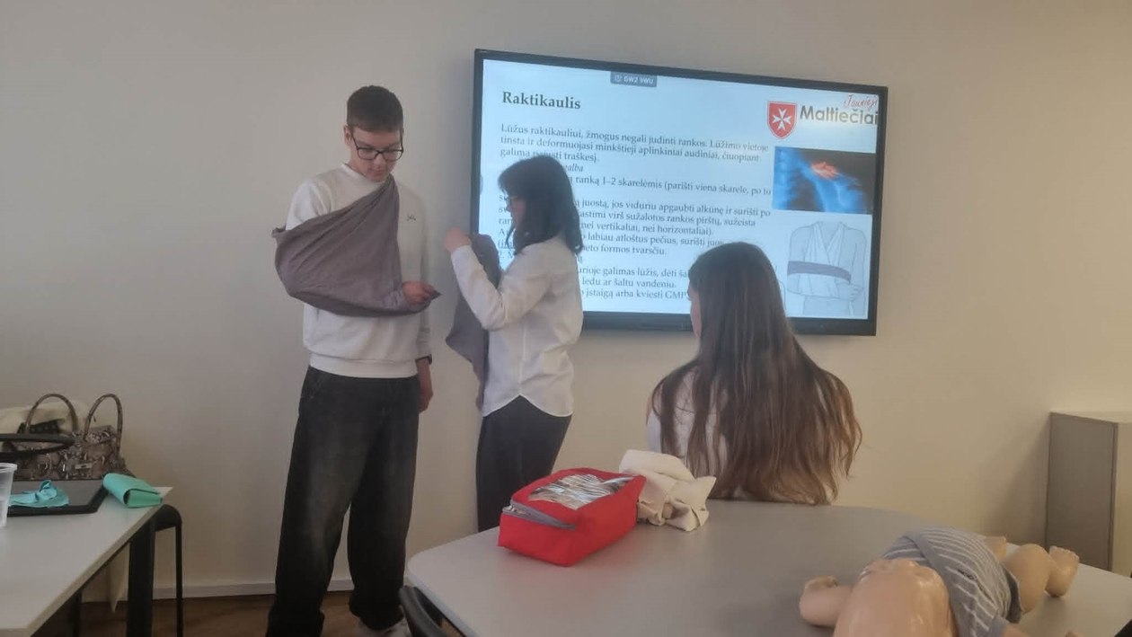 Jaunųjų paramedikų programa – vertinga patirtis Elektrėnų ,,Versmės“ gimnazijos mokiniams