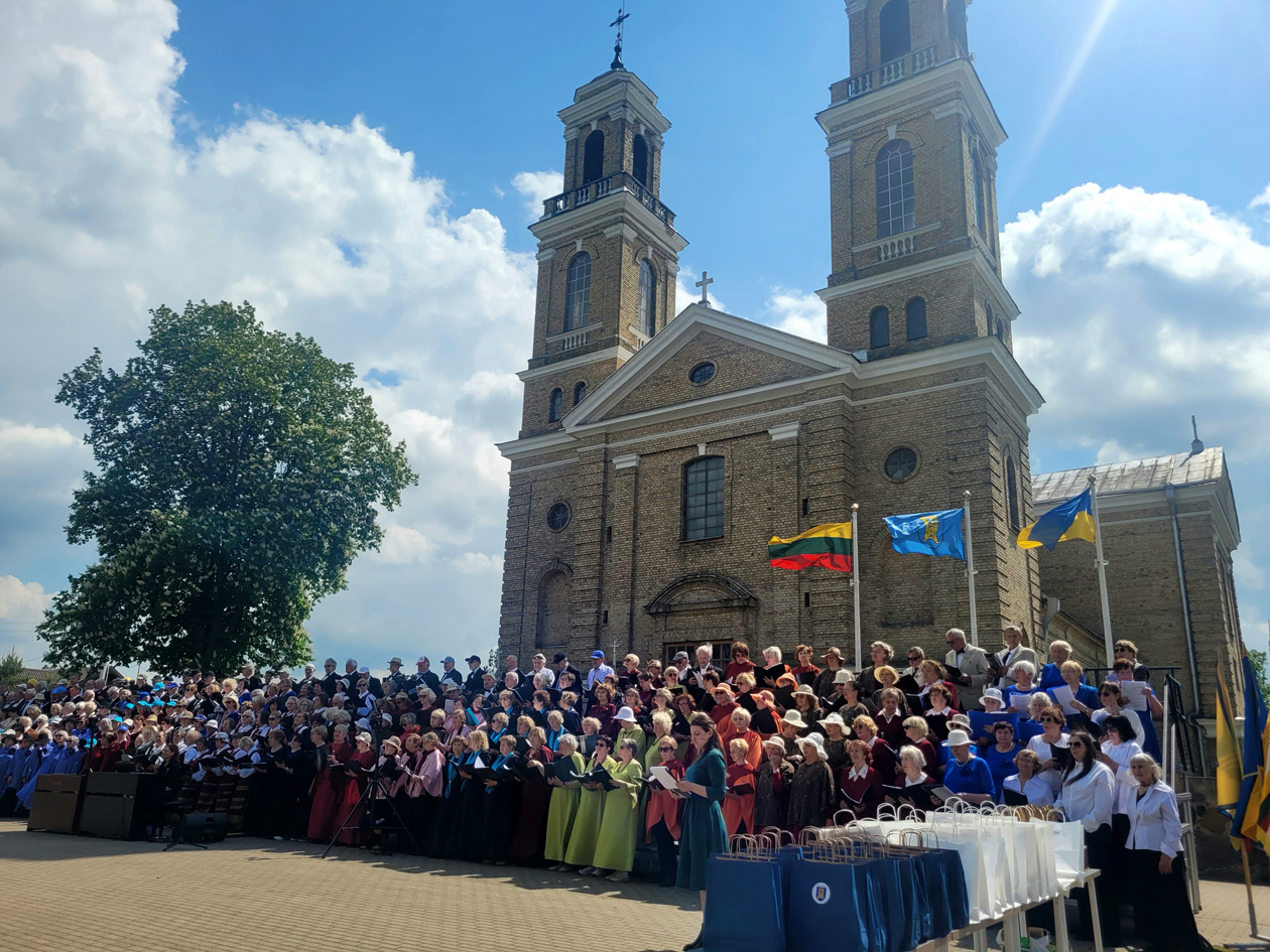 Sekminių dieną į Vievį sugužėjo per 400 choristų iš visos Lietuvos, tarp kurių buvo Elektrėnų ir Vievio chorai