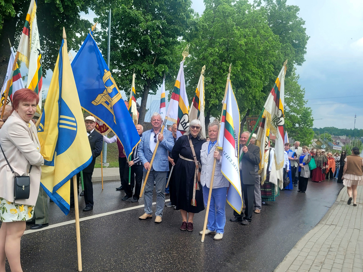 Sekminės Vievyje vainikuotos tremtinių dainomis