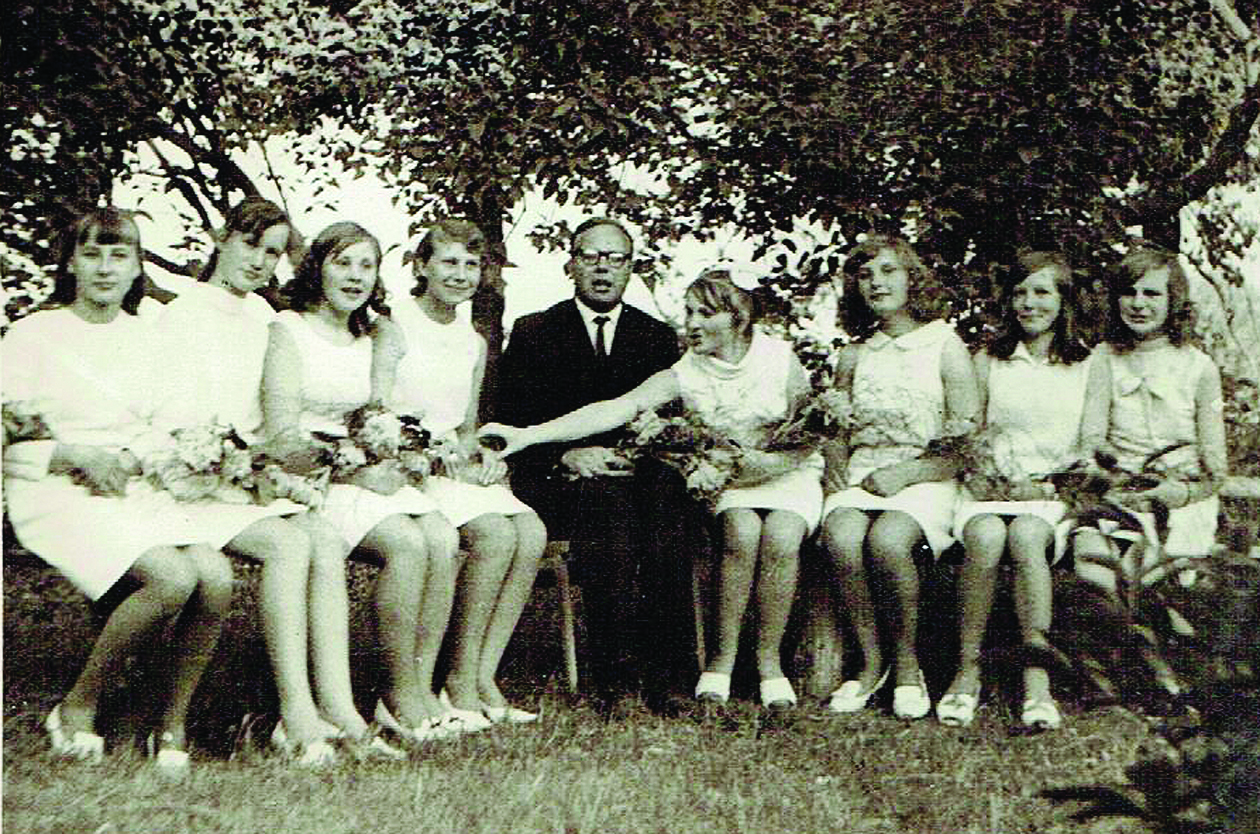 Petras Andriuškevičius su savo auklėtinėmis, 1970 m.
