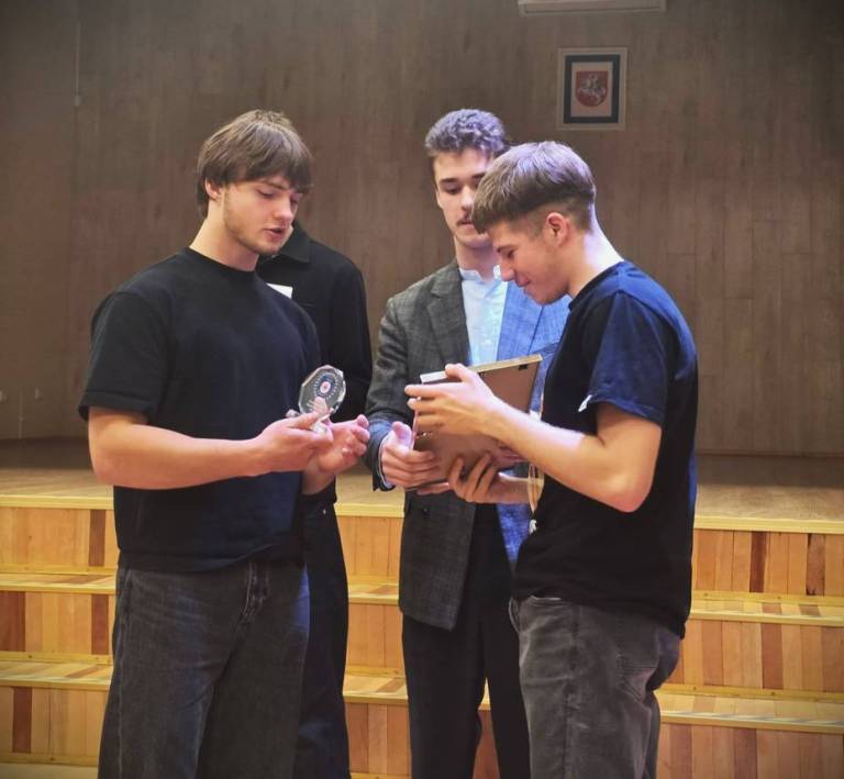 Renginio vedėjai, mokinių tarybos pirmininkas Adrian Pavlov ir sekretorius Dovydas Gagin, apdovanoja nominacijų ir prizinių vietų laimėtojus