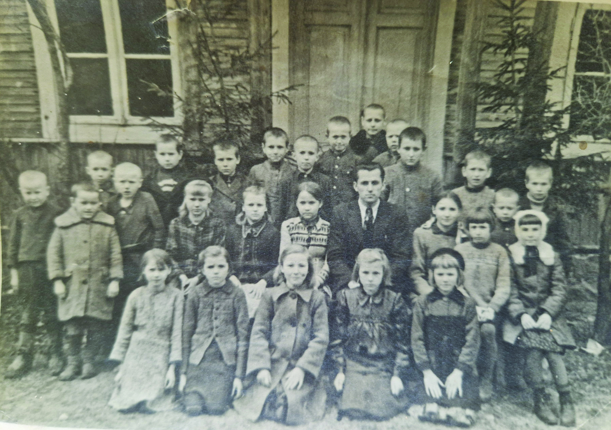 Elvyra Gelažauskaitė sėdi mokytojo B. Levicko dešinėje