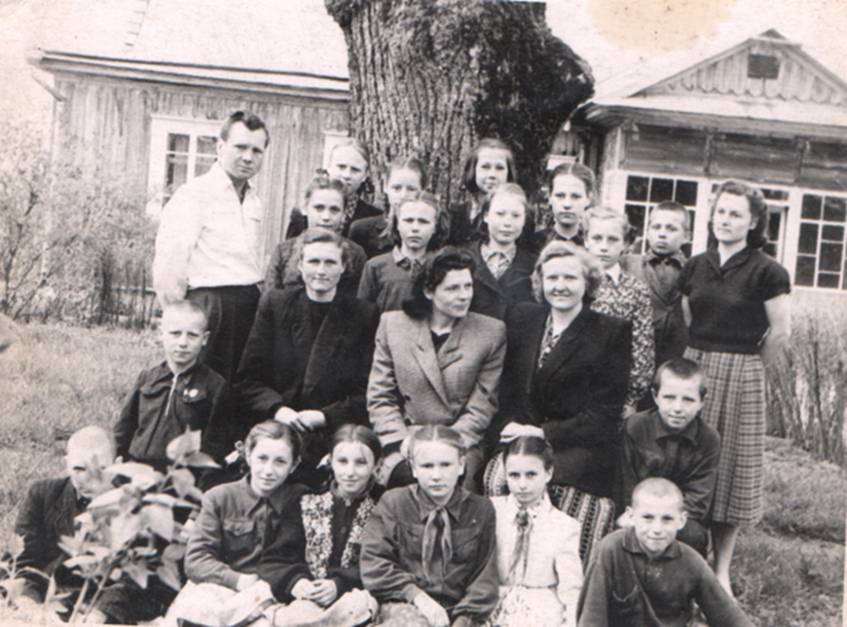 Už mokyklos bendruomenės nugaros – Žebertonių mokyklos
pastatas apie 1960 m.