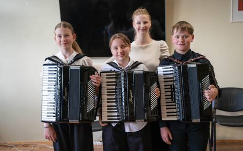 Muzikinė dovana Pakalniškių bendruomenei: „Muzikinis apkabinimas mamai“