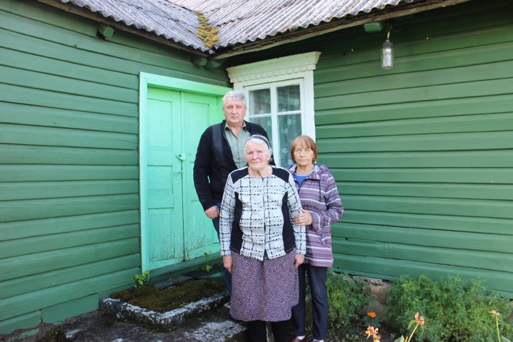 Žalias namas prie kelio: Laičių mokyklos istorija dviejų mokytojų pusseserių atsiminimuose