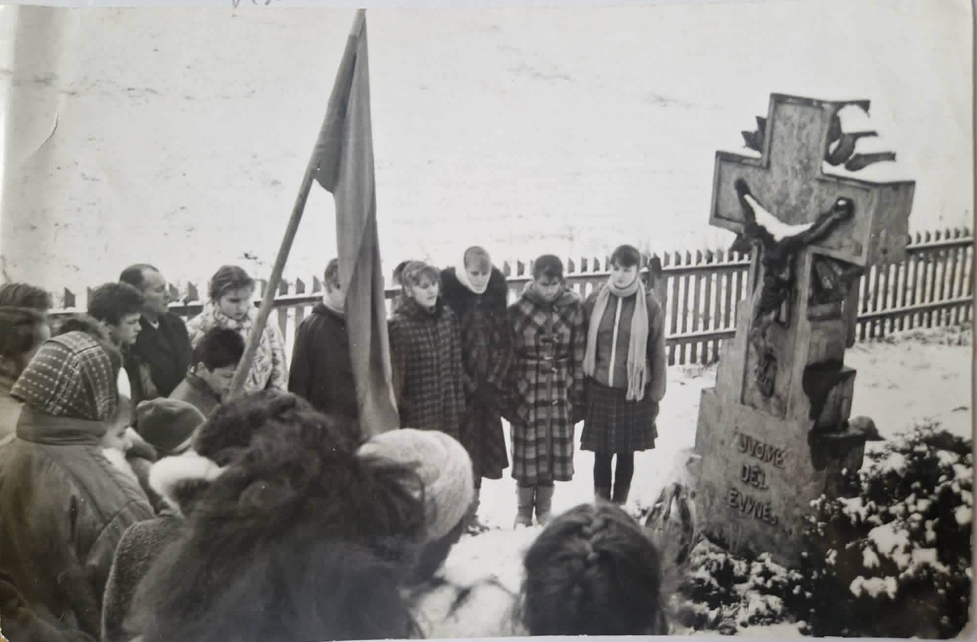 1960 m. prie mokyklos dar stovėjo 1925 m. statytas kryžius savanoriams, žuvusiems 1920 metų kovose tarp Lenkijos ir Lietuvos. Vėliau kryžius ir žuvusiųjų palaikai buvo perkelti į kapines.