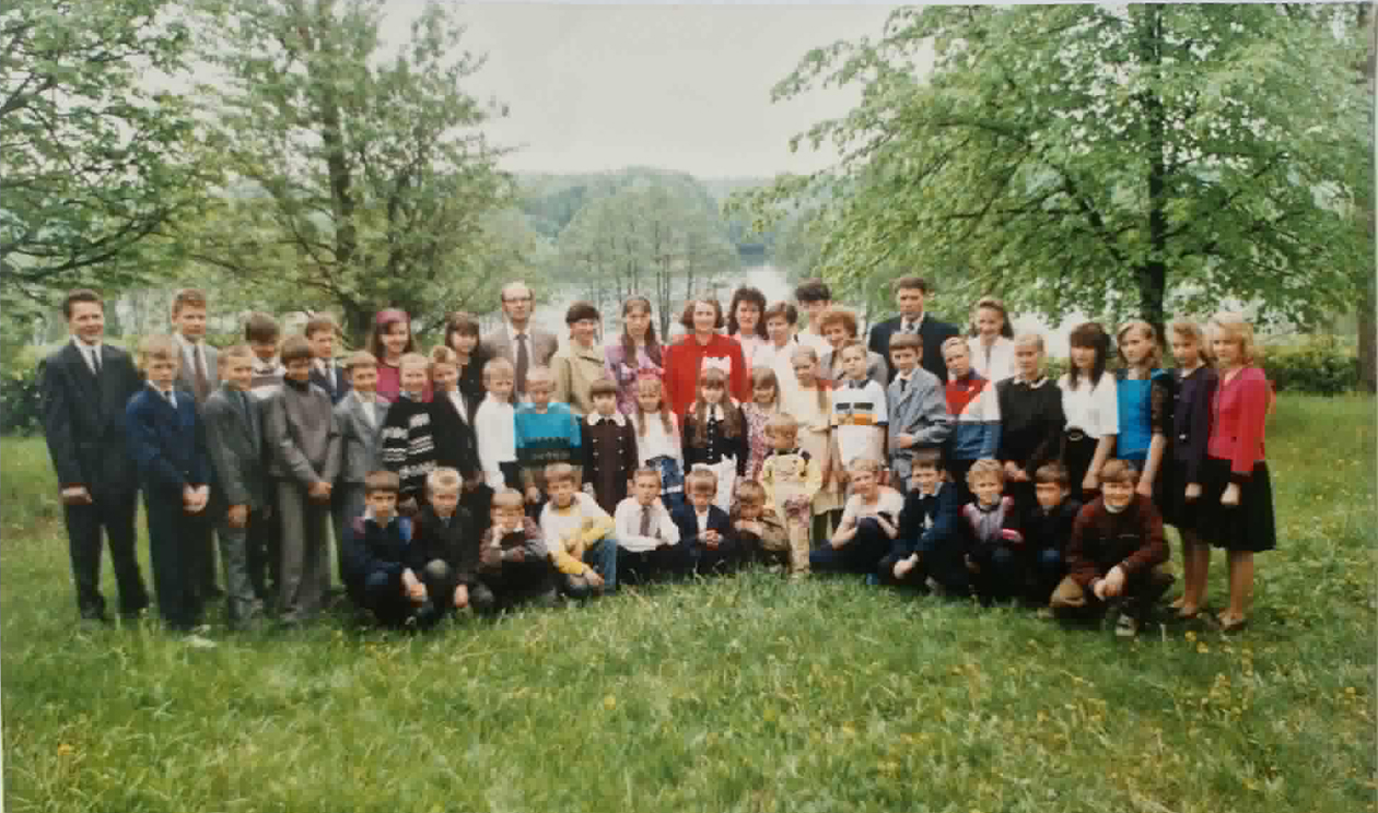 1995 m. gegužės 30 d. Mokyklos bendruomenė įsiamžino prie ežero