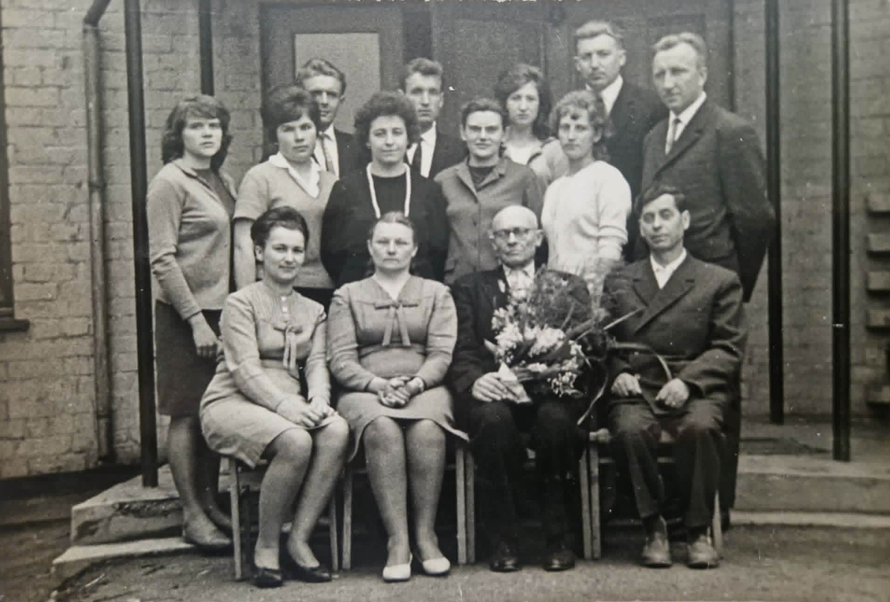 Sėdi iš kairės: V. Kursevičienė, Albina Ivoškienė, Alfonsas Grinevičius, Benediktas Ivoška
Stovi iš kairės: Danutė (Domicelė) Valevičiūtė Rakašienė, Valentina Burokaitė, agronomas Rakašius,
Aldona Malakauskaitė Dringelienė, Motiejus Pupalaigis, Irena Jusevič, Liongina Davidovič, Onutė Tylenienė,
Kazys Kursevičius, tarybinio ūkio direktorius Algis Povilas Tylenis