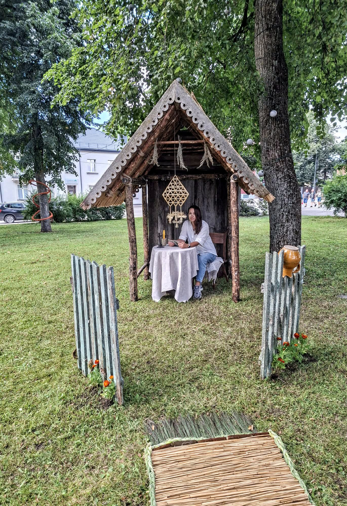 Alesninkietės Jurgitos kūrinys Anykščių floristinių kilimų konkurse kvietė sugrįžti į vaikystės namus