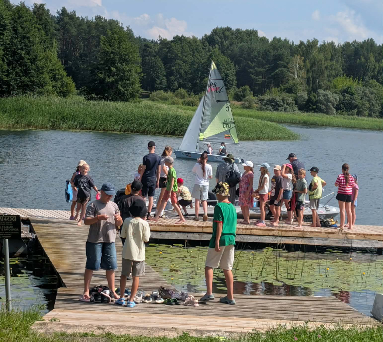 Vaikų stovyklos dalyviai susipažino su buriavimo veikla