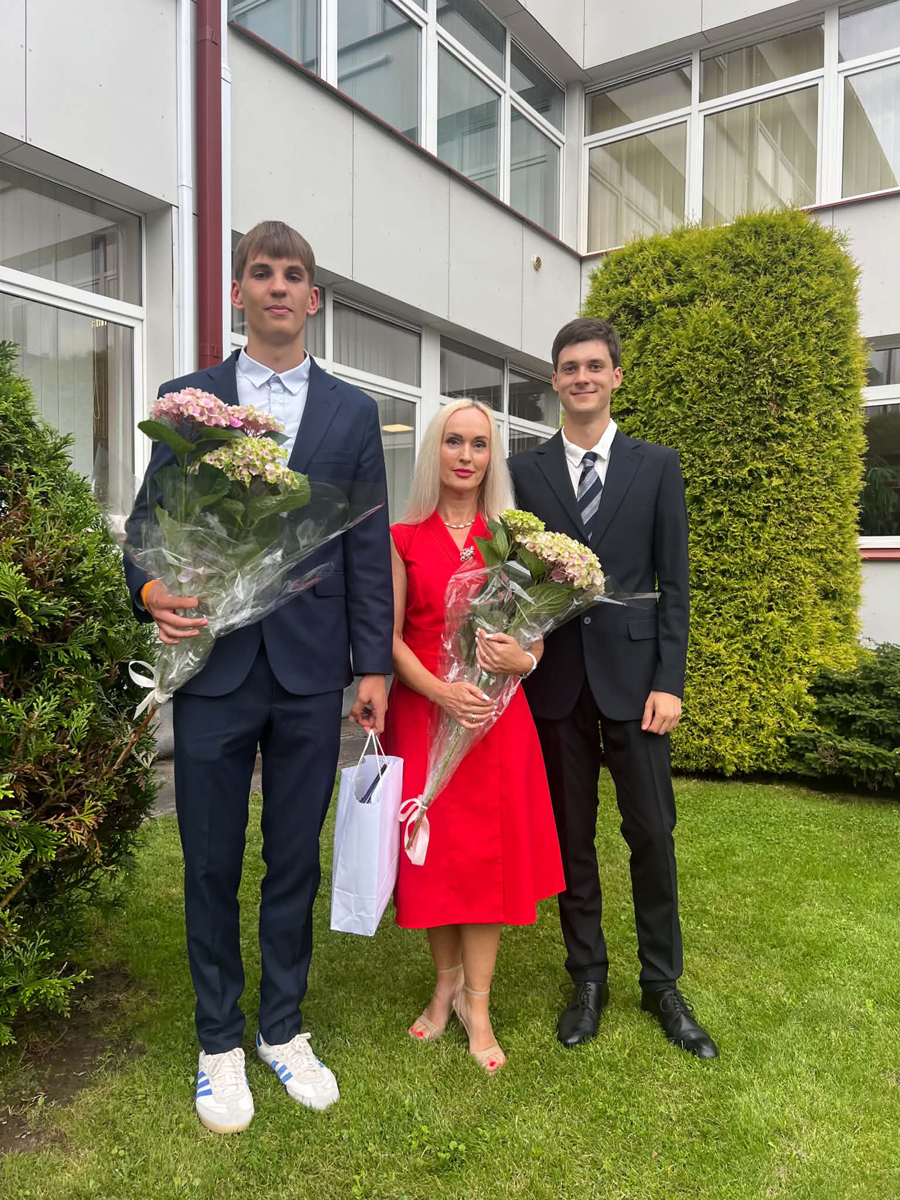 Du mokytojos Vitos Strasevičienės mokiniai informatikos egzamine gavo po šimtą balų. Kairėje D. Jankaitis, dešinėje L. Paškevičius