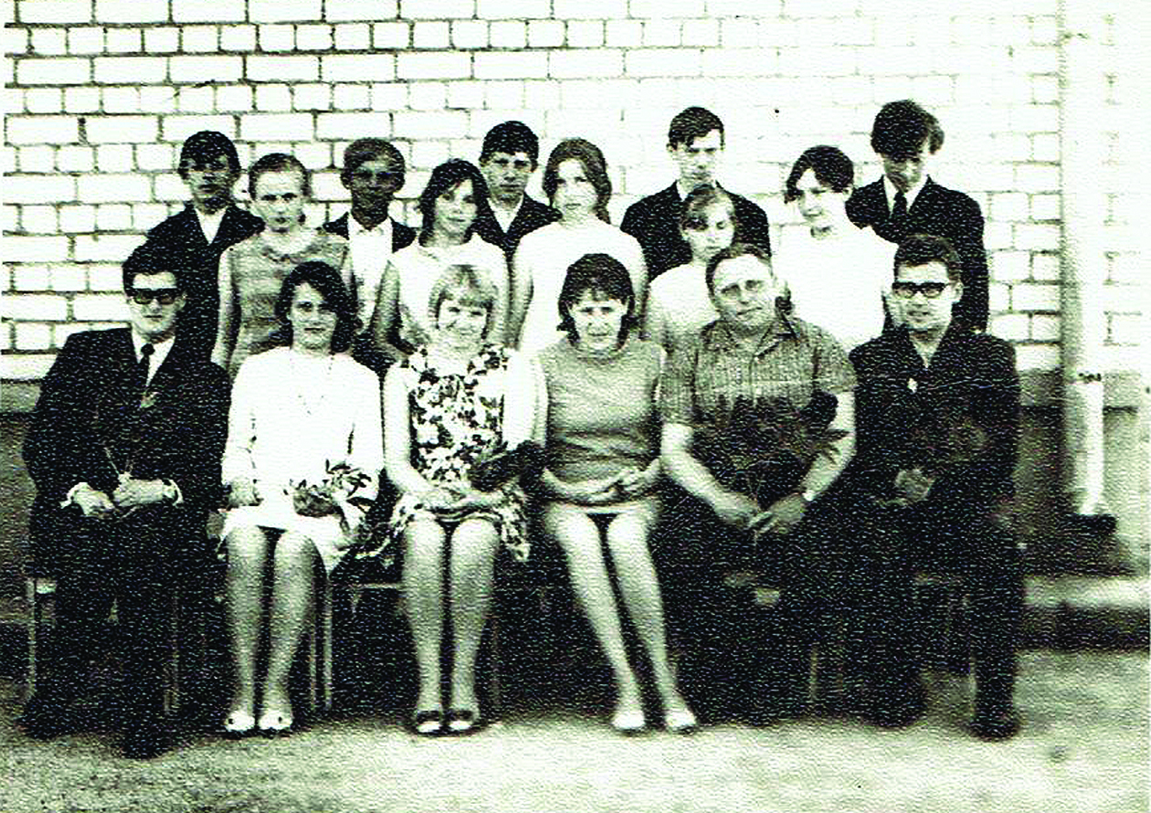 1967 m. Iš dešinės dir. Vytas Muralis, apylinkės pirmininkas Antanas Vankevičius,
A. Nikolajeva, J.Slatkevičienė, Leščinskienė, Bieliauskas. Stovi mokiniai