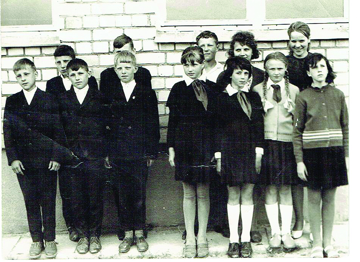 J. Slatkevičienė (dešinėje) su savo auklėtiniais