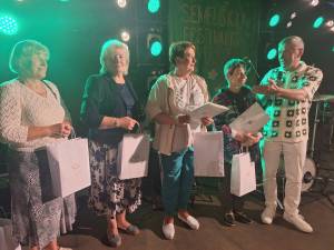 Gražiausių gėlynų savininkams Padėkas įteikė Seimo narys ir Kultūros komiteto pirmininkas K. Vilkauskas. S. Bielskienės nuotr.