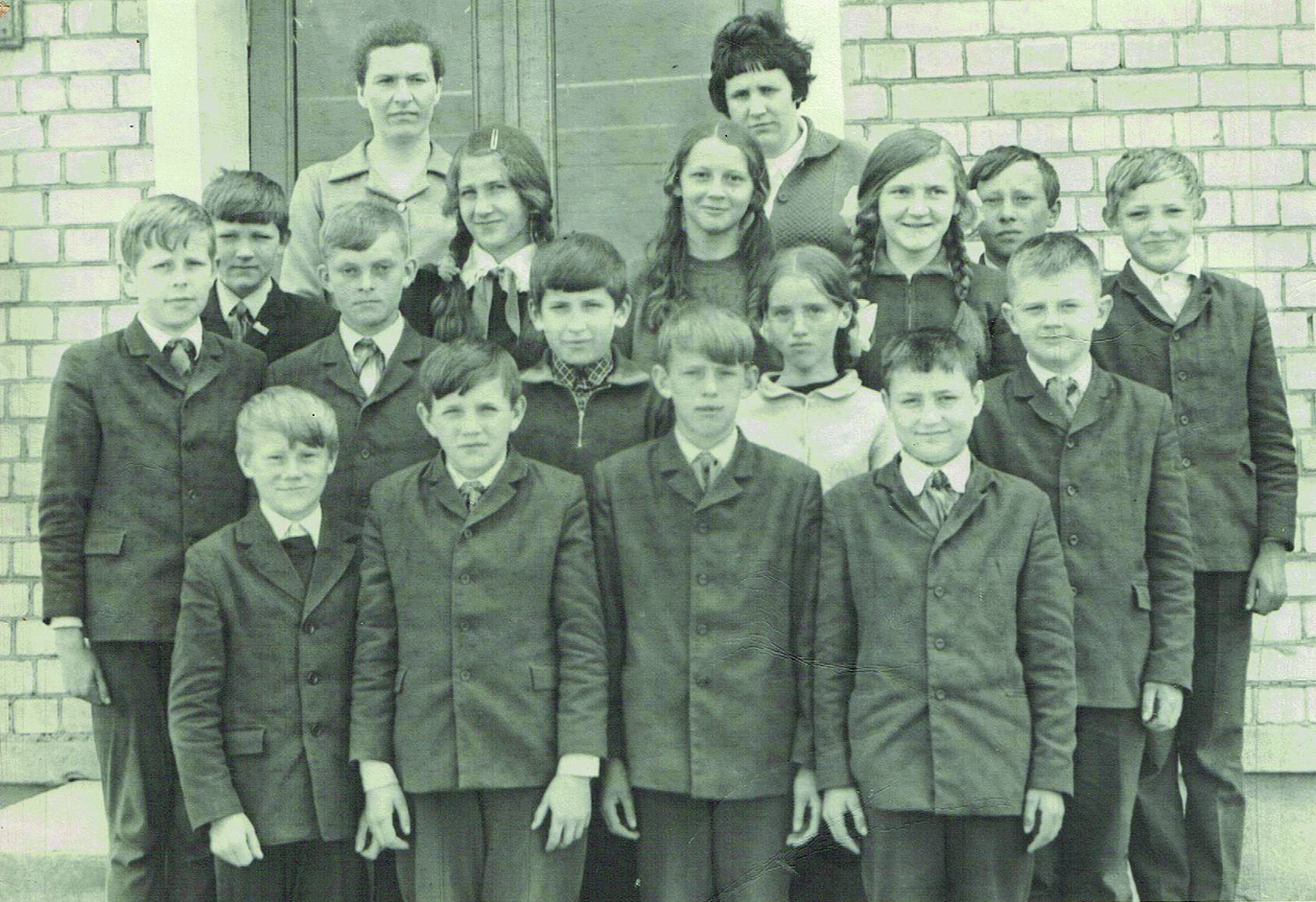 Birutė Pukaitė-Liutkevičienė ir A. Nikolajeva su mokiniais