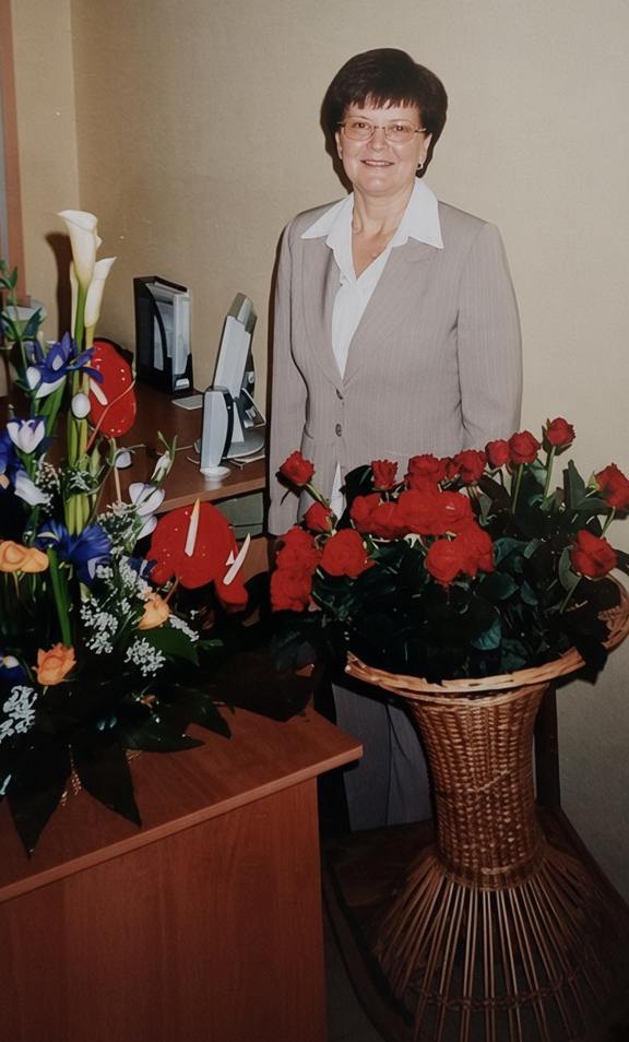 A. Jaseliūnė savo kabinete po mokyklos šimtmečio šventės