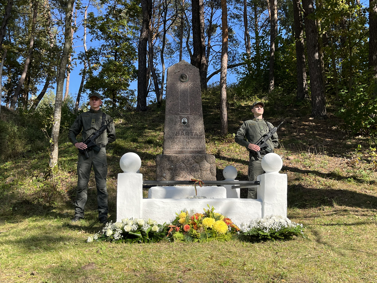 Garbės sargyba prie paminklo J. Kybartui Baltamiškyje, 2026 m.
R. Simanavičienės nuotr.